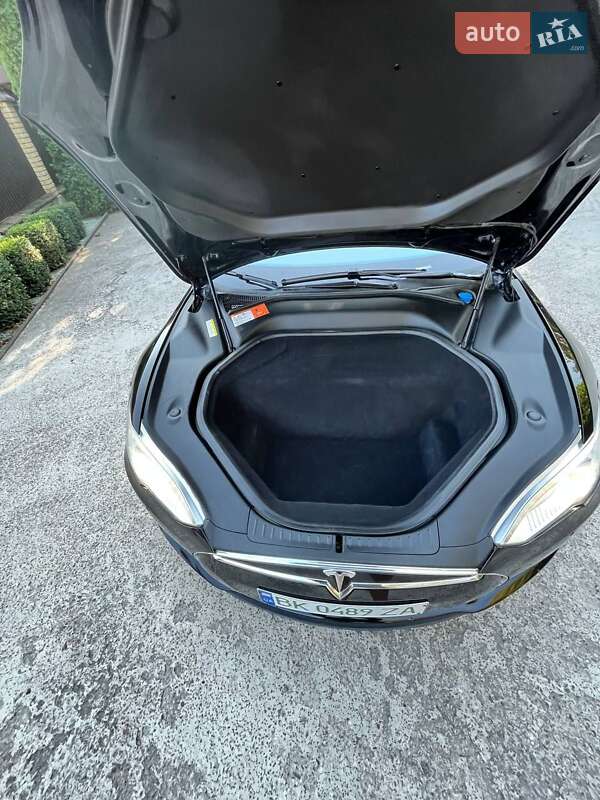 Лифтбек Tesla Model S 2016 в Сарнах