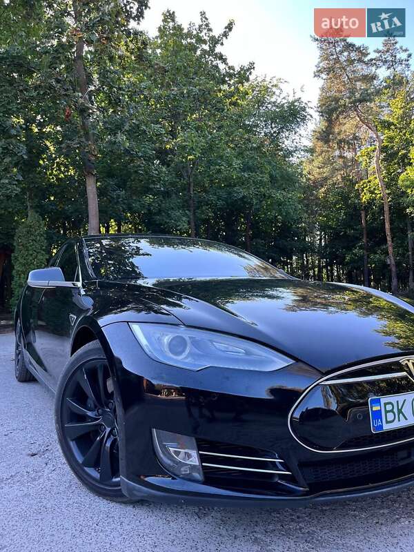 Лифтбек Tesla Model S 2016 в Сарнах