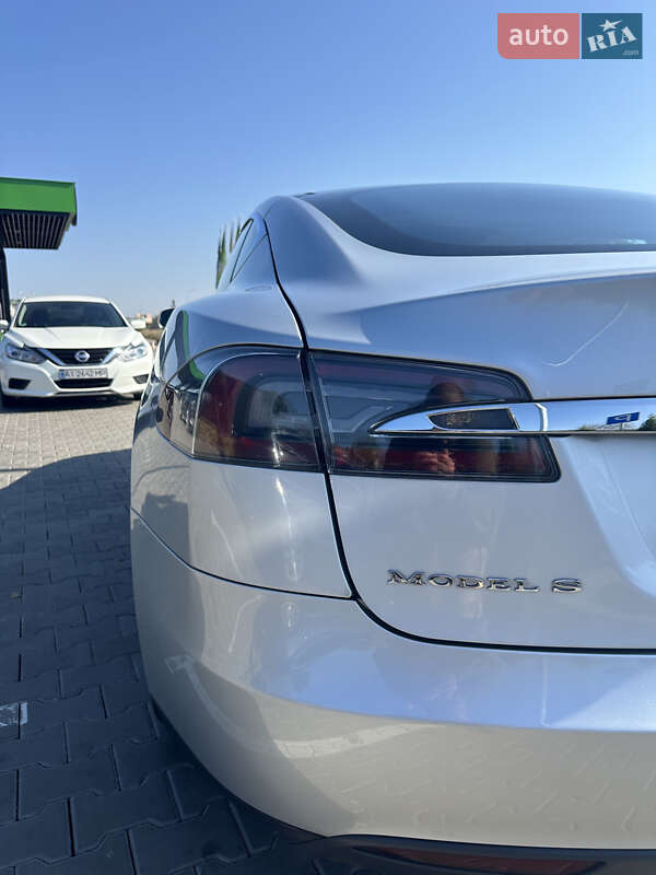 Ліфтбек Tesla Model S 2013 в Стрию