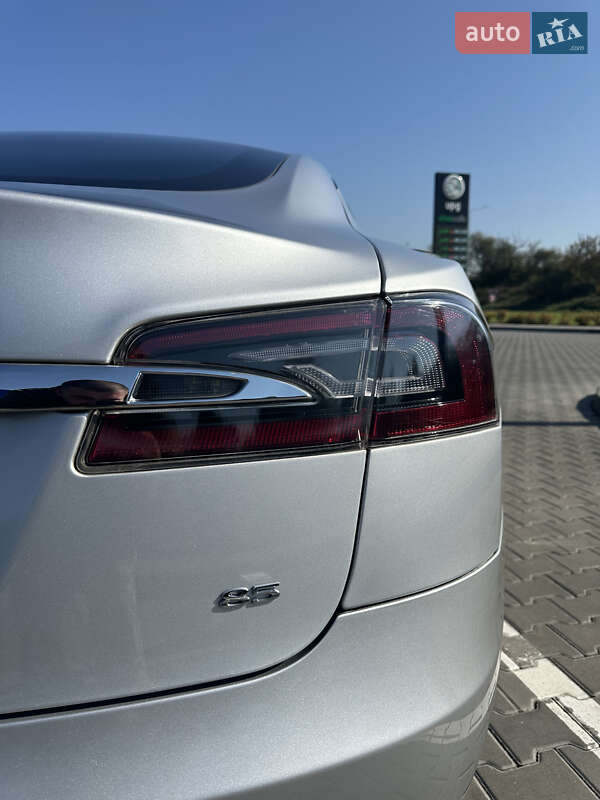 Ліфтбек Tesla Model S 2013 в Стрию