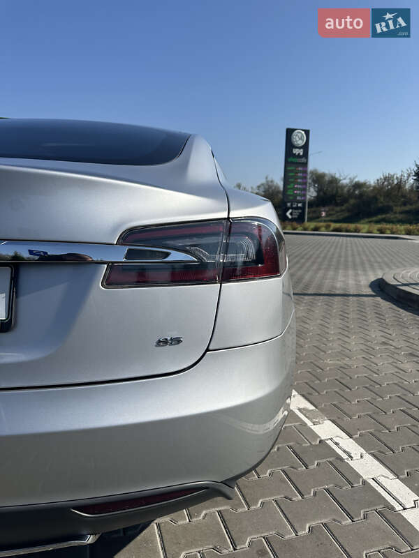 Ліфтбек Tesla Model S 2013 в Стрию