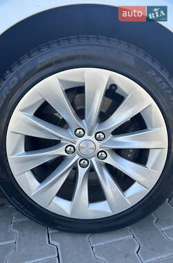 Ліфтбек Tesla Model S 2013 в Стрию
