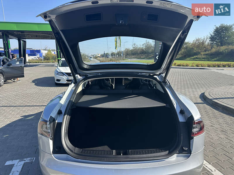Ліфтбек Tesla Model S 2013 в Стрию