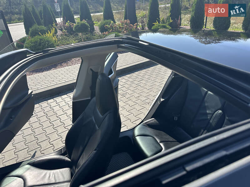Ліфтбек Tesla Model S 2013 в Стрию
