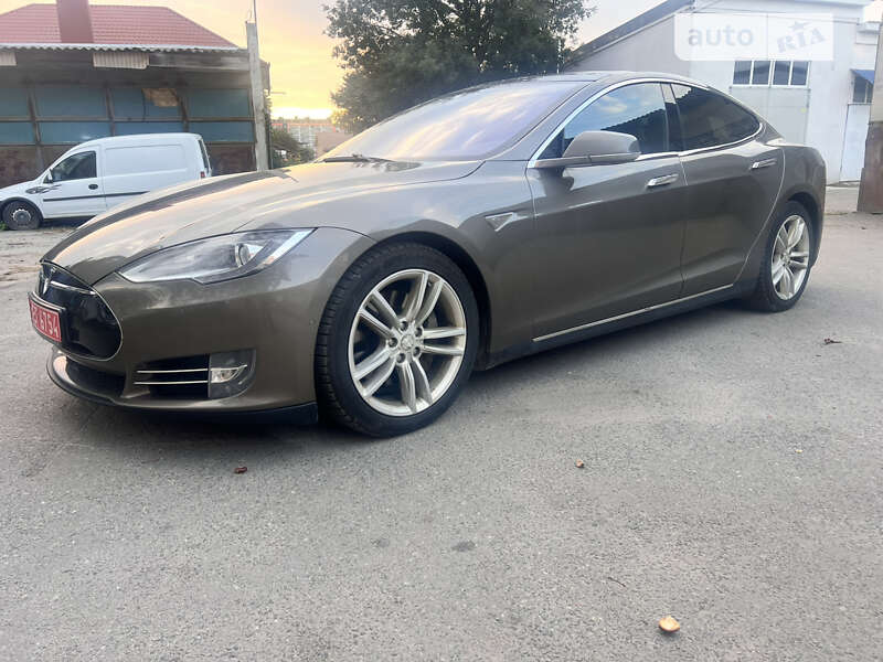 Лифтбек Tesla Model S 2016 в Хмельницком