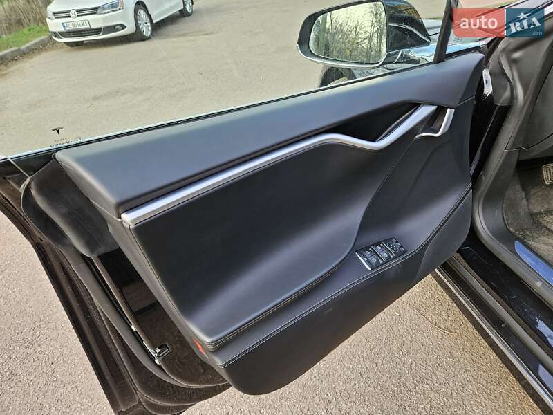 Лифтбек Tesla Model S 2017 в Кривом Роге