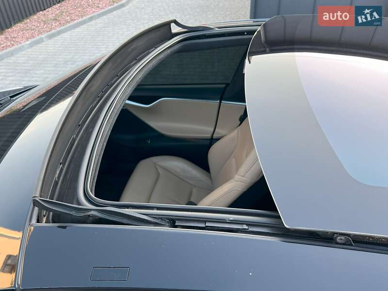 Лифтбек Tesla Model S 2015 в 