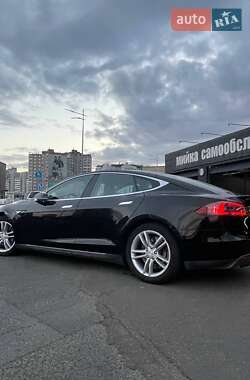 Лифтбек Tesla Model S 2015 в 