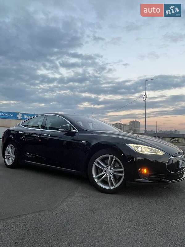 Ліфтбек Tesla Model S 2015 в Києві