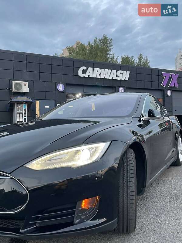 Ліфтбек Tesla Model S 2015 в Києві