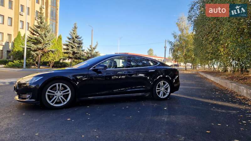 Лифтбек Tesla Model S 2016 в Киеве