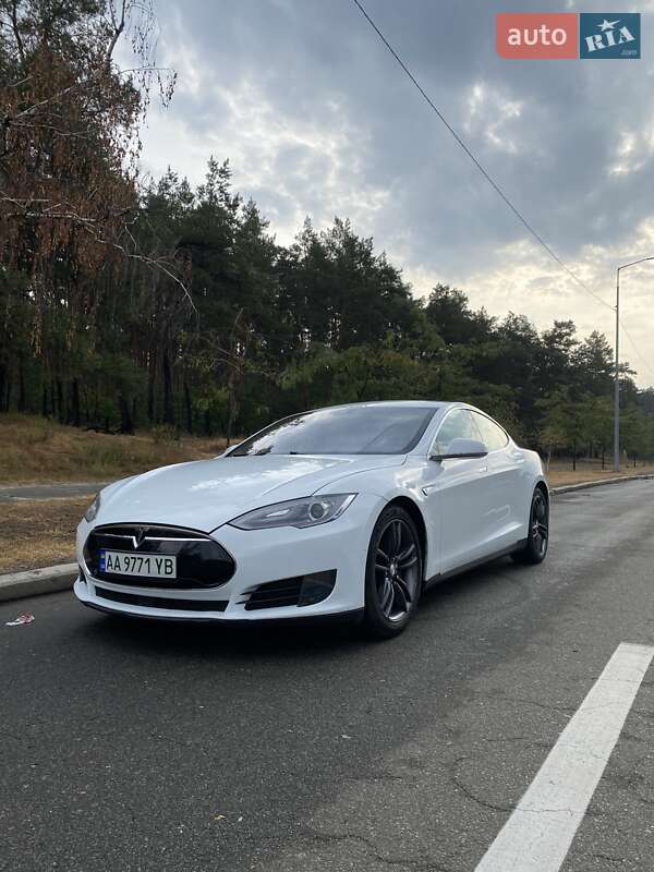 Лифтбек Tesla Model S 2015 в Киеве