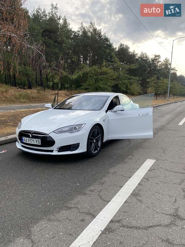 Лифтбек Tesla Model S 2015 в Киеве