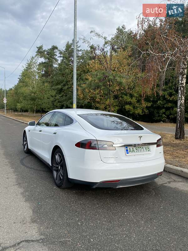 Лифтбек Tesla Model S 2015 в Киеве