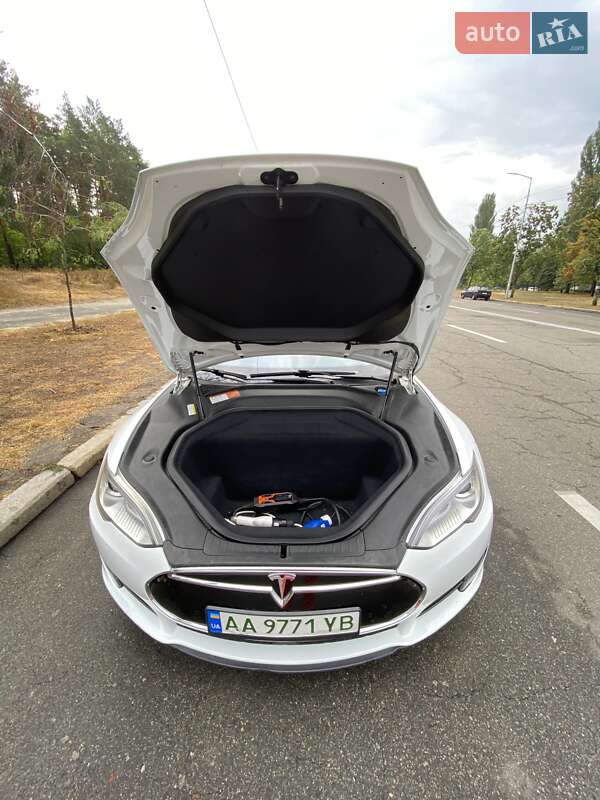 Лифтбек Tesla Model S 2015 в Киеве