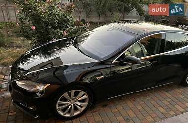 Лифтбек Tesla Model S 2015 в 