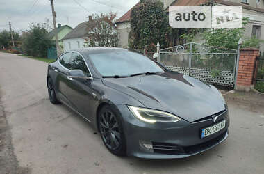 Лифтбек Tesla Model S 2016 в Дубно