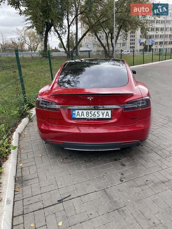 Лифтбек Tesla Model S 2015 в Киеве