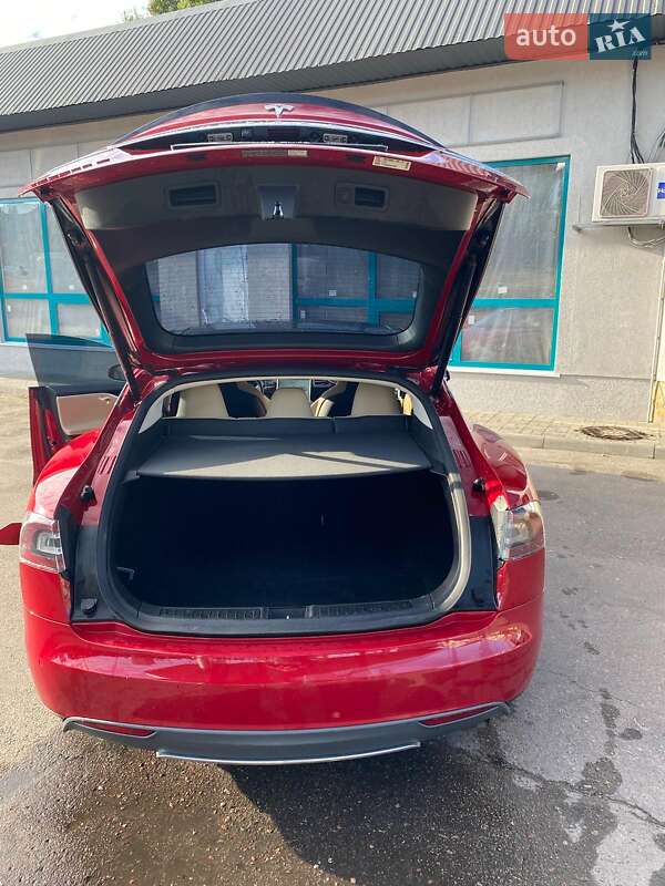 Лифтбек Tesla Model S 2015 в Киеве