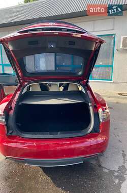 Лифтбек Tesla Model S 2015 в 