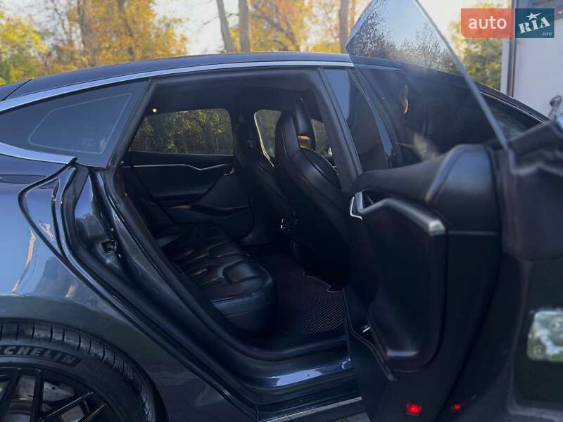 Лифтбек Tesla Model S 2015 в Львове