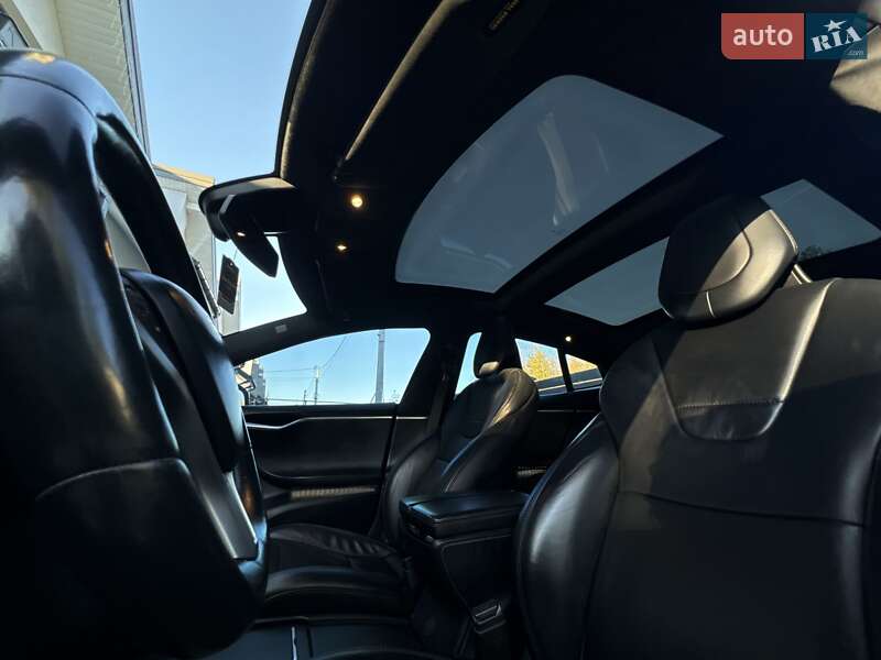 Лифтбек Tesla Model S 2015 в Львове