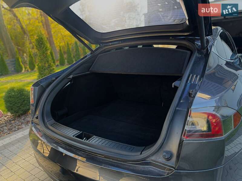 Лифтбек Tesla Model S 2015 в Львове
