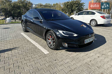 Лифтбек Tesla Model S 2017 в Черновцах