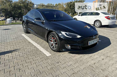 Лифтбек Tesla Model S 2017 в Черновцах