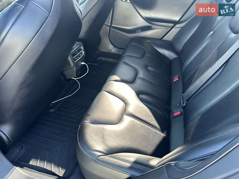 Ліфтбек Tesla Model S 2017 в Чернівцях