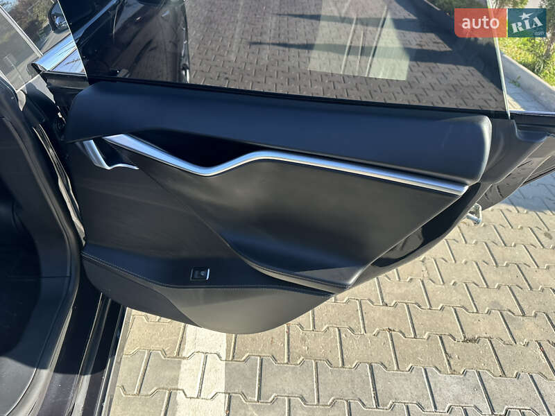 Ліфтбек Tesla Model S 2017 в Чернівцях