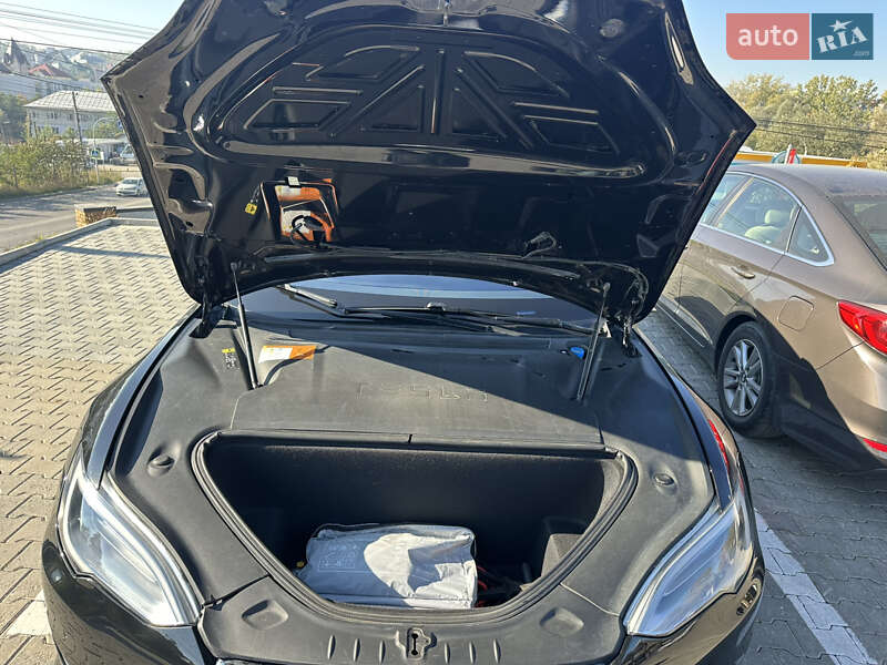 Ліфтбек Tesla Model S 2017 в Чернівцях
