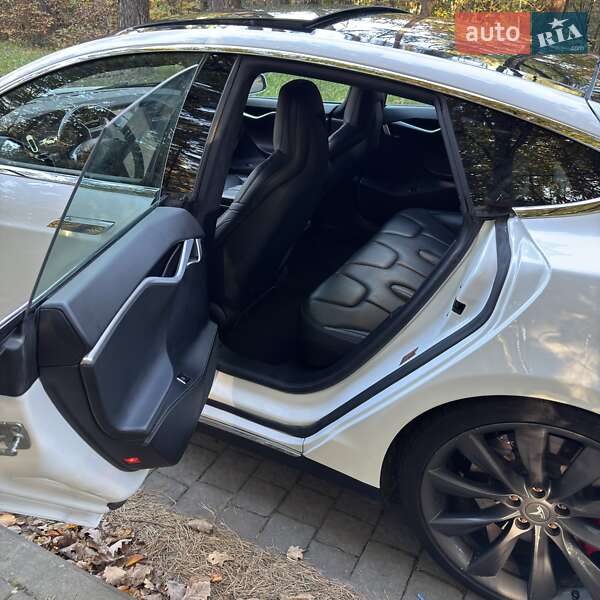 Ліфтбек Tesla Model S 2016 в Львові