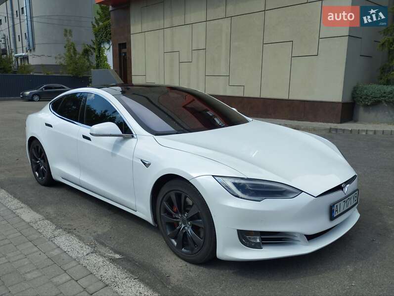 Ліфтбек Tesla Model S 2017 в Дніпрі
