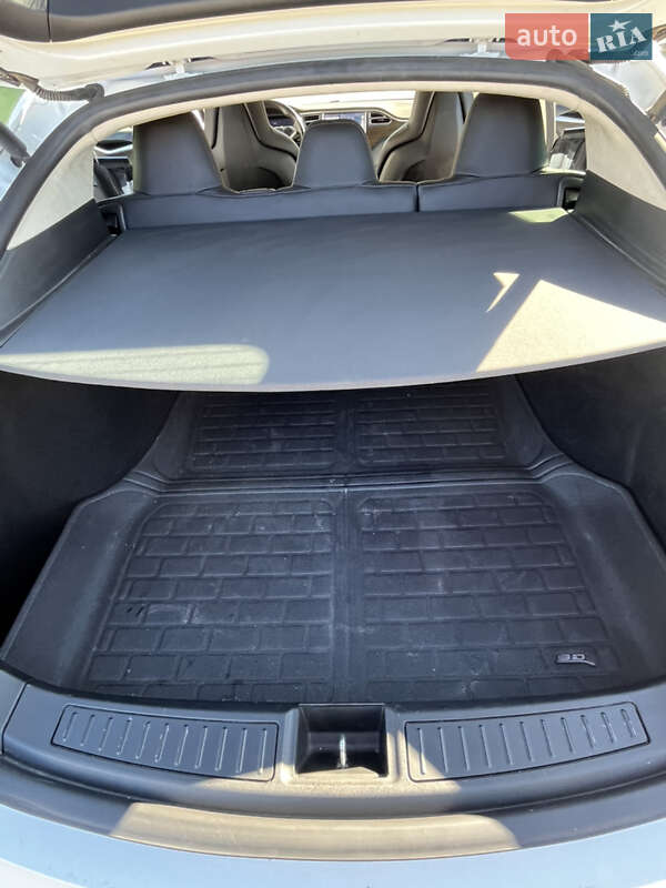 Лифтбек Tesla Model S 2015 в Бершади