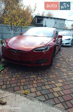 Ліфтбек Tesla Model S 2017 в Віті-Поштовій