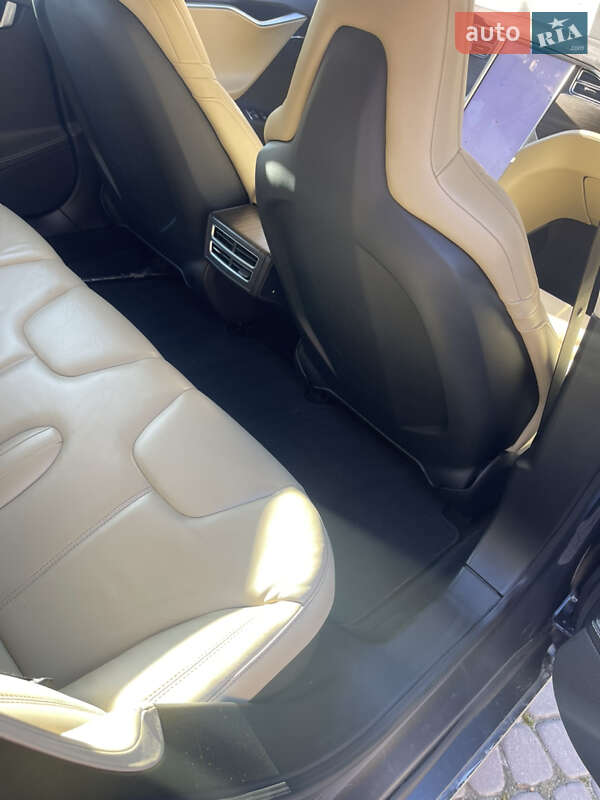 Лифтбек Tesla Model S 2016 в Львове
