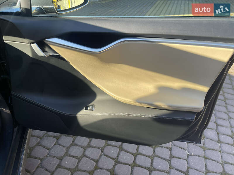 Лифтбек Tesla Model S 2016 в Львове