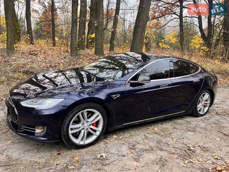 Лифтбек Tesla Model S 2015 в Киеве
