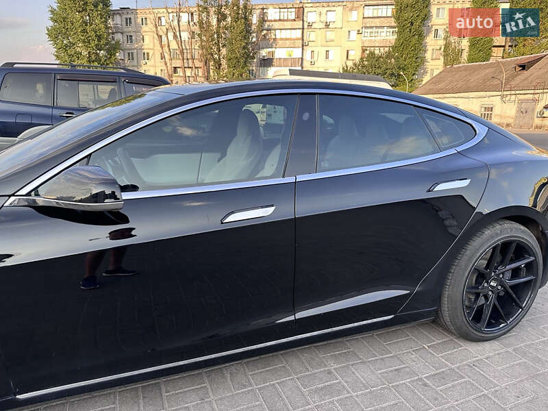 Лифтбек Tesla Model S 2017 в Павлограде