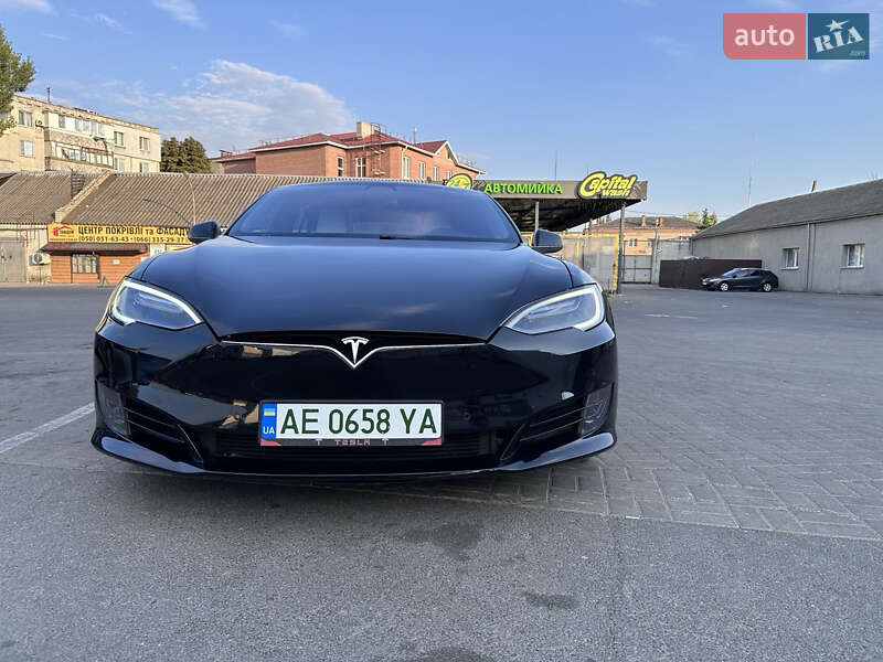 Лифтбек Tesla Model S 2017 в Павлограде