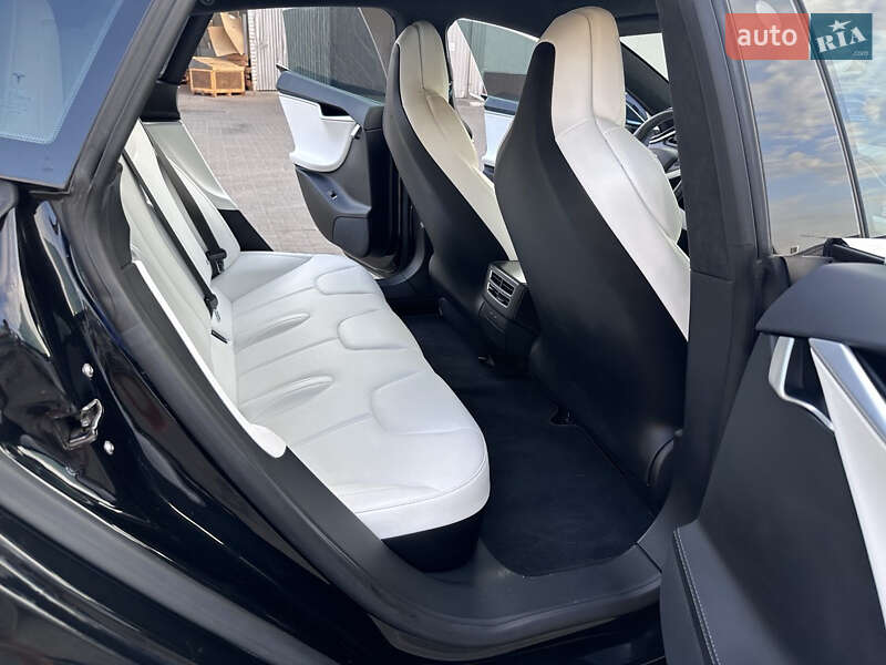 Лифтбек Tesla Model S 2017 в Павлограде