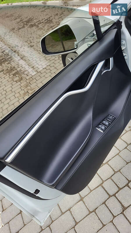 Лифтбек Tesla Model S 2017 в Ивано-Франковске