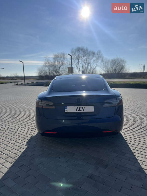 Лифтбек Tesla Model S 2017 в Львове