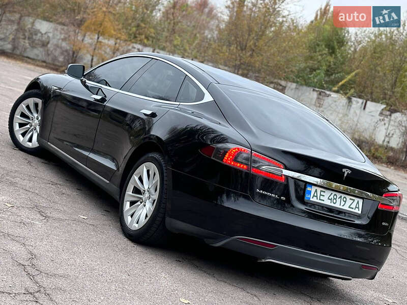 Лифтбек Tesla Model S 2015 в Днепре