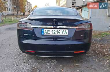 Лифтбек Tesla Model S 2015 в 