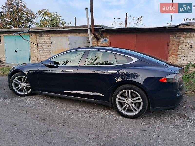 Лифтбек Tesla Model S 2015 в Павлограде