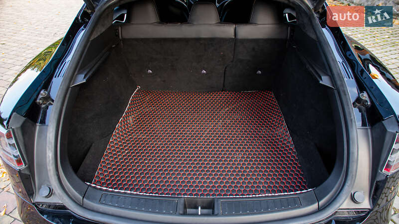 Лифтбек Tesla Model S 2015 в Жовкве