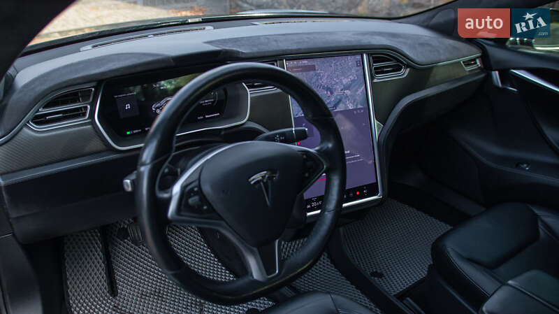 Лифтбек Tesla Model S 2015 в Жовкве