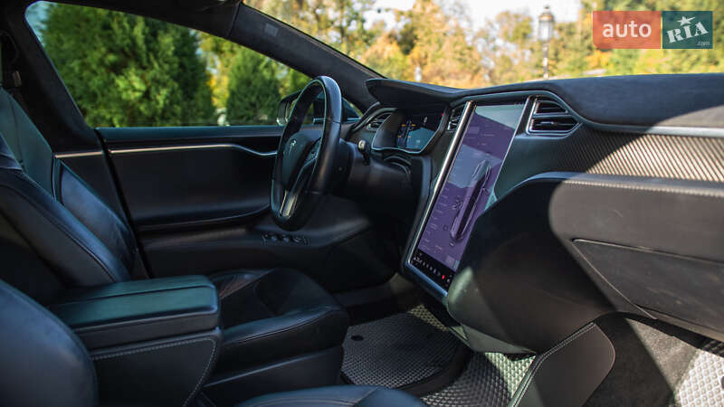 Лифтбек Tesla Model S 2015 в Жовкве